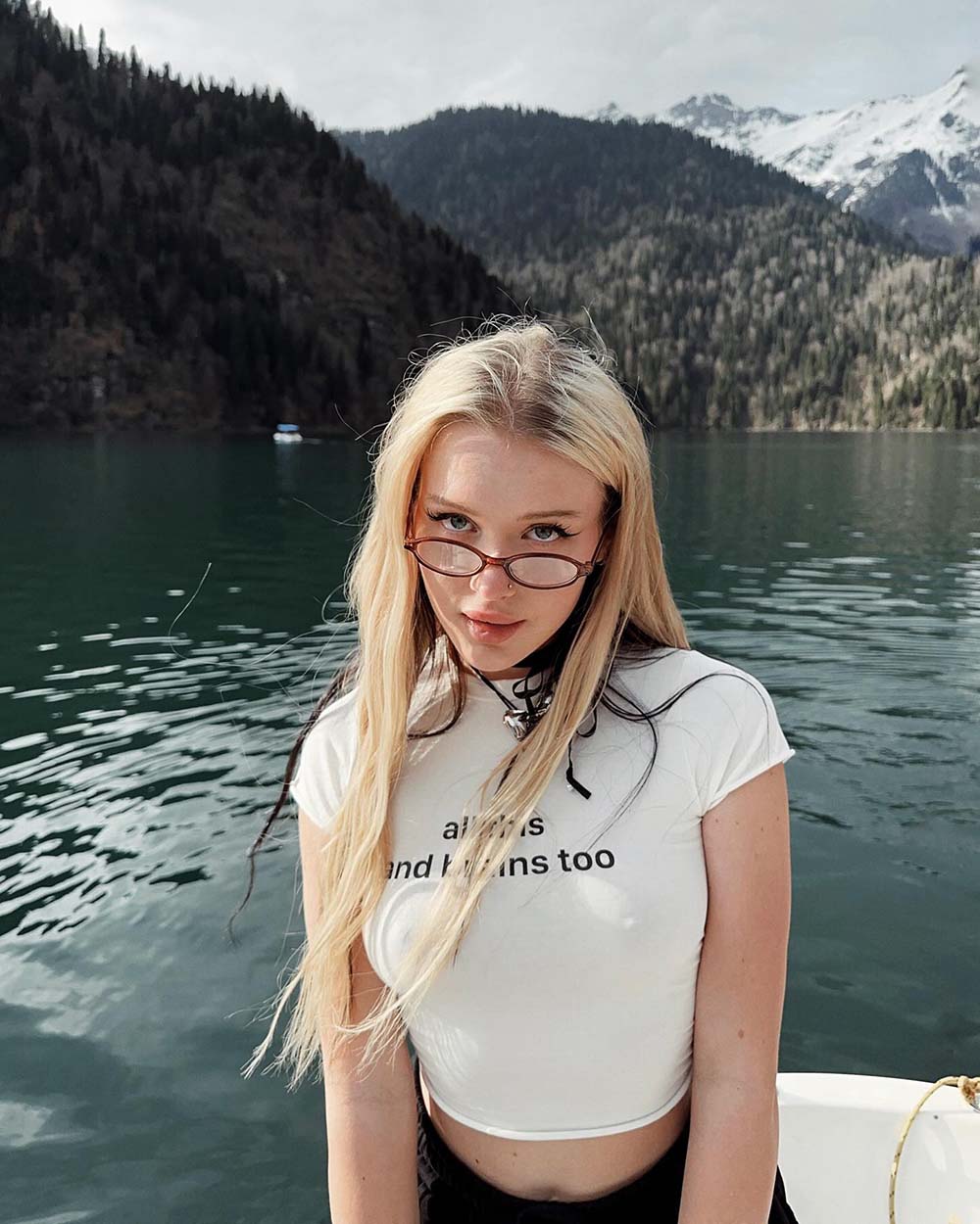 Лиза Лпшка без белья
